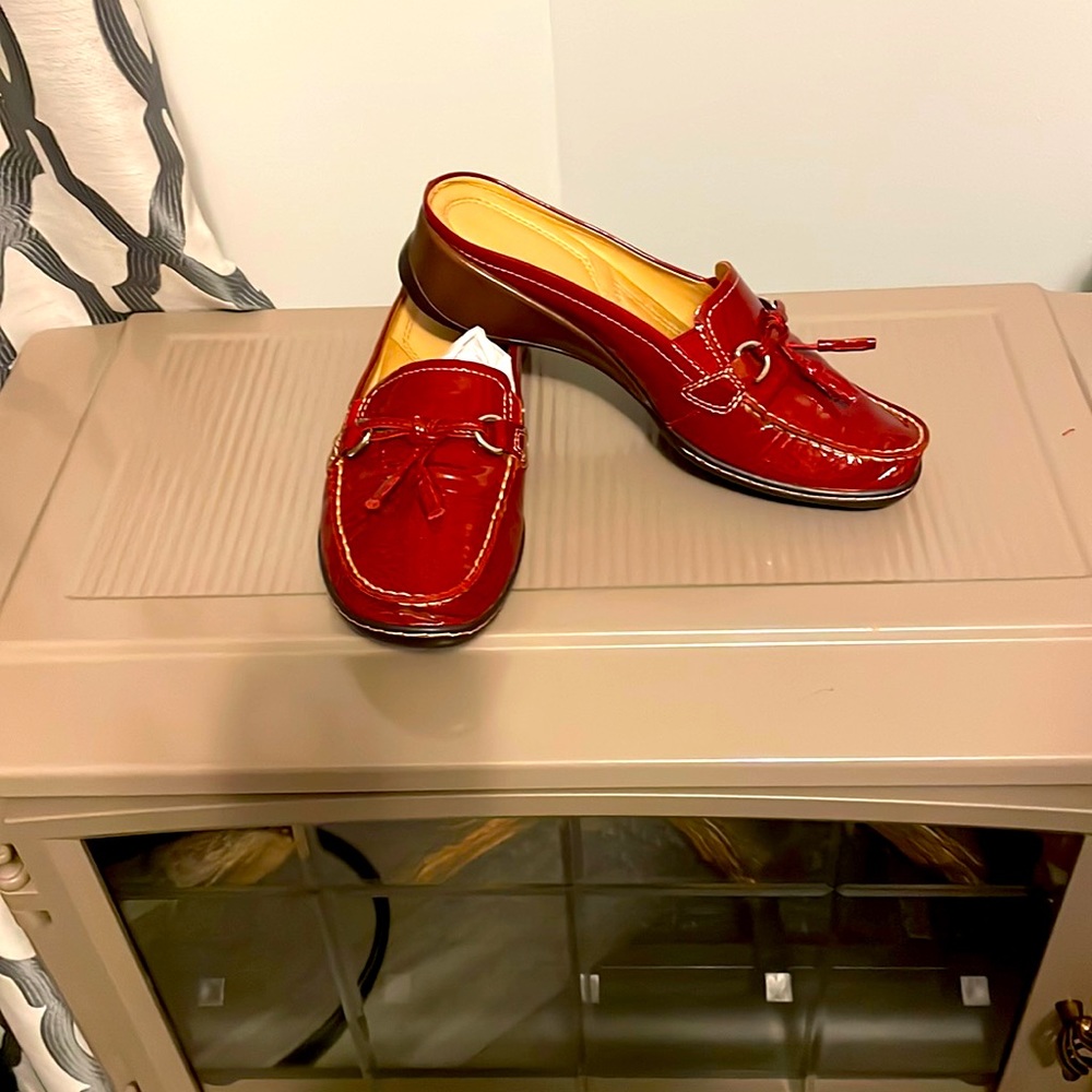 Naturalizer women’s red patent leather slides